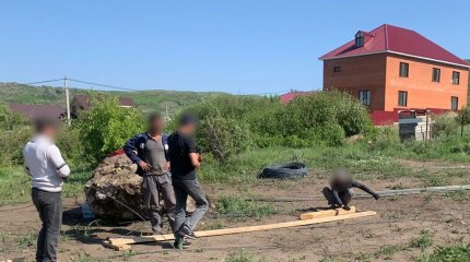 Четверых иностранцев выдворили из Казахстана за строительство дома в ВКО