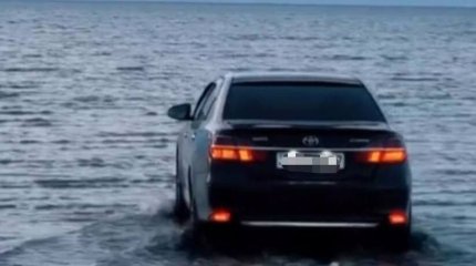 Виражи на Тойоте по озеру Шалкар: казахстанца ждёт штраф