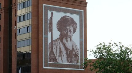 Қызылжарда көпқабатты үй сыртына Жамбыл Жабаевтың портреті салынды