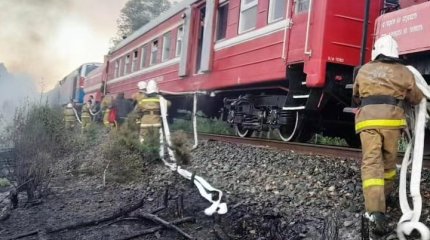 Сильный пожар вдоль железной дороги под Риддером пришлось тушить с поезда