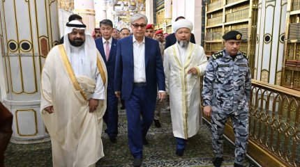 Токаев совершил паломничество к могиле Пророка Мухаммеда