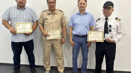 Министр по ЧС наградил авиаторов «Казавиаспаса» за тушение пожара в области Абай