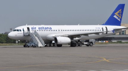 Ұшақта темекі шеккен екі әйелге айыппұл салынды