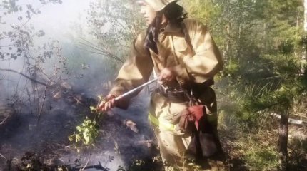 Высоко в горах тушат пожар в ВКО