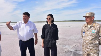 Природно-климатический фактор: Сулейменова посетила розовое озеро в Павлодарской области, названы причины обмеления