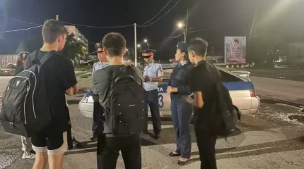 Ақмолада түн жарымында көше кезген 76 бала ұсталды, бір жасөспірімнен пышақ табылды