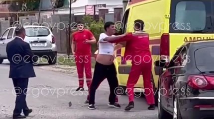 Жедел жәрдем қызметкерлерін ұрып, масаң күйде көлік айдаған азаматқа қатысты тергеу жүргізілуде