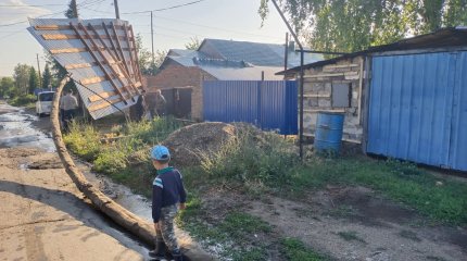 Ураган оставил без электричества 10 тысяч жителей на востоке Казахстана