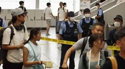 Жапонияда ер адам пойызда үш жолаушыны пышақтады