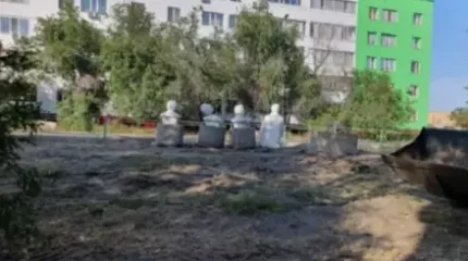 Семейдегі Лениннің бастары тұғырынан алынды