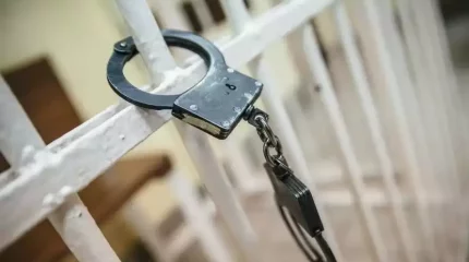 Туған анасын аяусыз өлтірген 15 жастағы жасөспірім 10 жылға сотталды