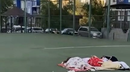 Шымкентцы ночуют на футбольном поле из-за жары