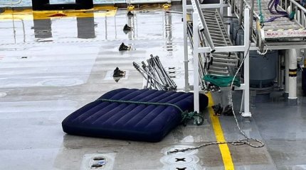 Унесенные в море: трех девушек на надувном матрасе унесло течением в Актау