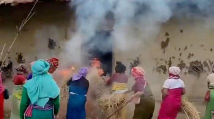 Үндістанда ашулы әйелдер қыз зорлады деген күдіктінің үйін өртеп жіберді