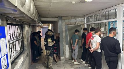 Хотели устроить разборки: 42 человека задержали в Караганде