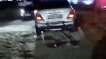 Чтобы вытащить самокатчика, поднимали машину: жуткое ДТП в Атырау