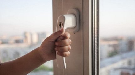 Қызылордада екі жастағы сәби үшінші қабаттан құлап кетті