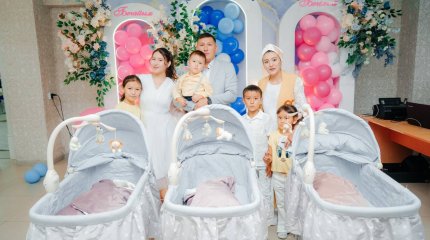 Родителям первой тройни в новой области Абай подарили квартиру