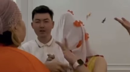 Реклама мебельной компании с кражей и избиением невесты возмутила казахстанцев