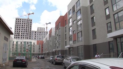 Не живем, а мучаемся: астанчане жалуются на дом построенный по госпрограмме