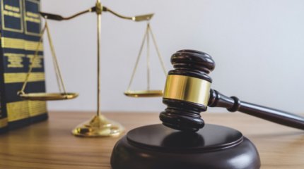 Спала с детьми возле подъезда: на мать двоих детей подали иск в Актау