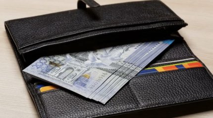 Школьный бухгалтер начислял себе по два миллиона тенге к каждой зарплате три года подряд