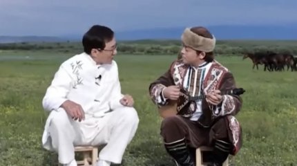 Лучший трюк: казахстанцев восхитил Джеки Чан, поющий под домбру