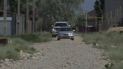 Самостоятельно ремонтировать дороги вынуждены жители села в Алматинской области