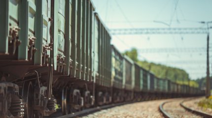 Ради веселья: двое иностранцев прокатились на грузовом поезде в Кызылорде