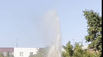 Гейзер забил из под земли в центре Семея