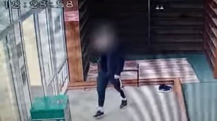 Примерил и украл: похищение кроссовок попало на камеры в одной из мечетей Астаны