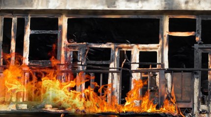 Павлодарда үйдің балконы жанып, пәтер иесі зардап шекті