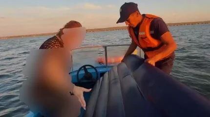 Үрмелі матраспен ашық теңізге шығып кеткен қыздардың ағасы жауапқа тартылды