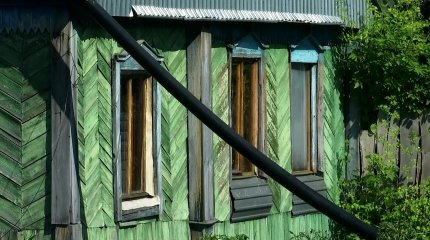 "Мне тут страшно жить": женщина осталась одна на пепелище после масштабного пожара в Петропавловске