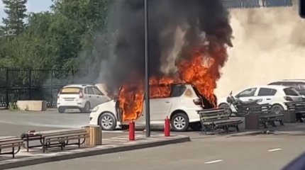 Автомобиль загорелся на парковке аэропорта в Уральске