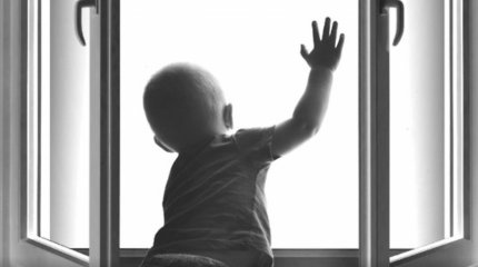 Растет число детей выпадающих из окон в Казахстане