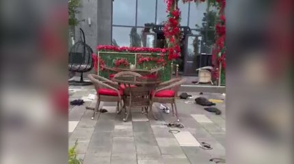 Выбросила вещи на головы посетителей кафе: очевидцы рассказали, что вывело из себя астанчанку