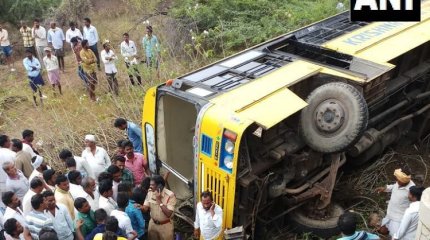 Автобус упал в овраг в Индии: десятки человек погибли