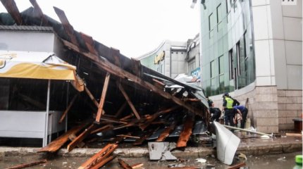 Кровля торгового дома обрушилась в Павлодаре