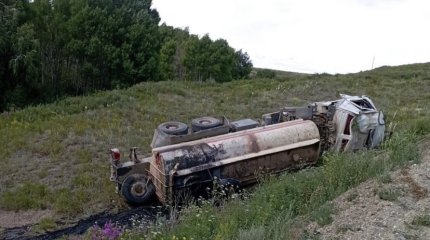 Грузовик с серной кислотой перевернулся в ВКО