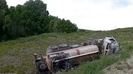 ШҚО-да 23 тонна күкірт қышқылын тиеп келе жатқан жүк көлігі аударылды