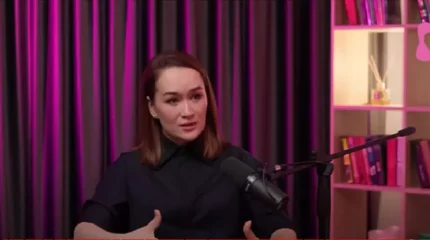 "Өз үйінен қазанды көтеріп әкелген кезі болды": Ақерке Бүркітбай енесі Роза Рымбаеваның қолдауын ерекше атап өтті