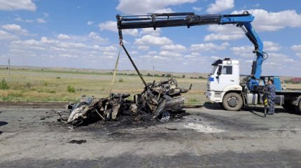 Легковушка сгорела после столкновения с грузовиком в Актюбинской области: трое погибли