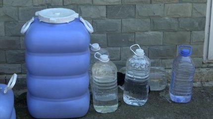 Две недели без воды в 40-градусную жару живут жители элитного ЖК в Алматы