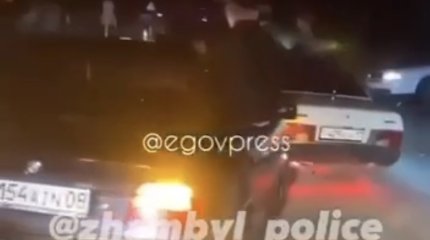 Езду в стиле GTA устроила молодежь на дороге в Жамбылской области (ВИДЕО)
