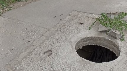 Женщина провалилась в открытый колодец в Усть-Каменогорске