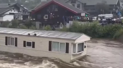 Норвегияда дауылдан кейін үй өзенмен ағып кетті