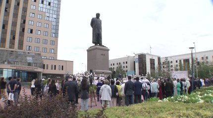 Абай Құнанбайұлының ескерткішіне гүл шоқтары қойылды