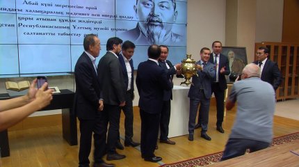 Самовар Абая Кунанбаева передали Национальному музею в Астане.