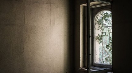 Астанада балаларымен бірге терезеден секірмек болған әйел құтқарылды